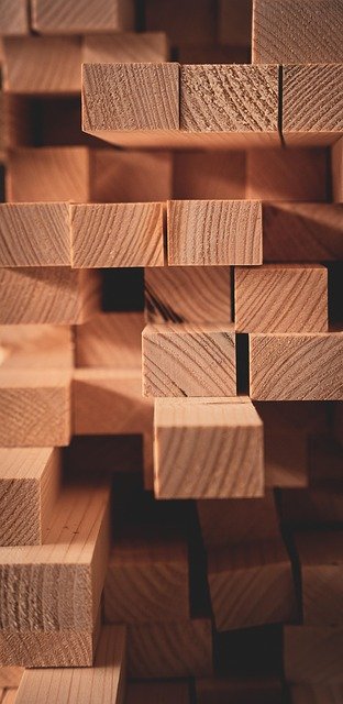 Bois de charpente : votre allié pour des constructions solides